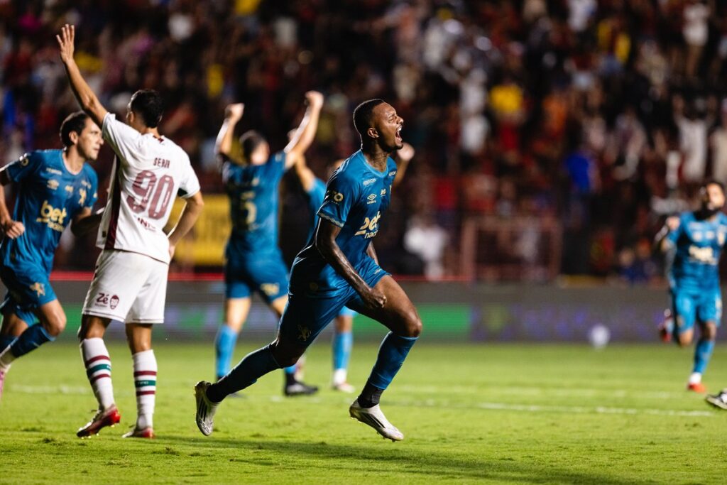 Fluminense Perde Pontos Cruciais: Gols Sofridos no Fim do Jogo Preocupam Treinador Imagem do artigo