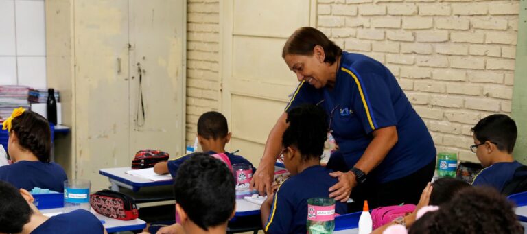 Governo de Minas Anuncia Valorização de Servidores com Adveb para 707 Profissionais da Educação Imagem do artigo