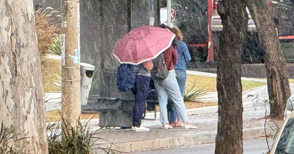 Alerta em BH: Chuva com Raios e Ventos de Até 45 km/h