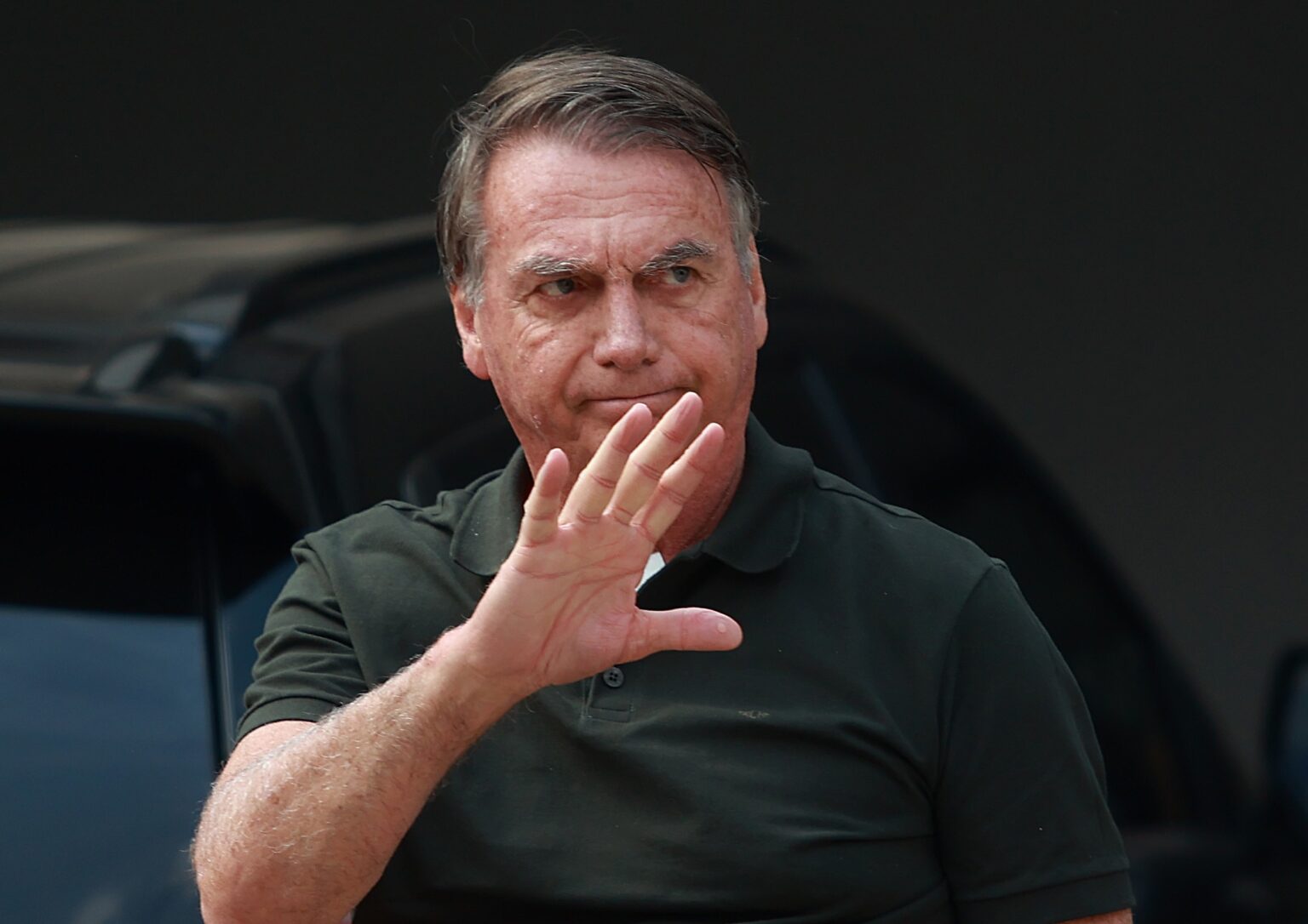 Bolsonaro Passa por Novo Procedimento para Combater Soluços na Segunda-Feira