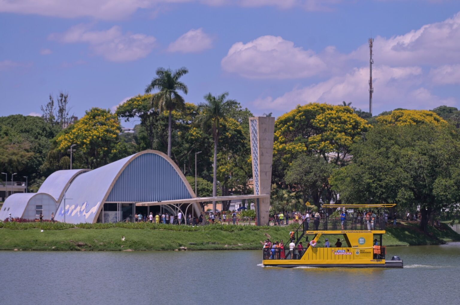 Capivarã da Lagoa da Pampulha Atrai Multidões em Seu Início