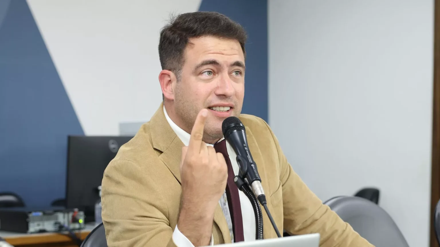 Caporezzo faz vigília em Brasília por Bolsonaro até nova cirurgia Caporezzo faz vigília em Brasília por Bolsonaro até nova cirurgia