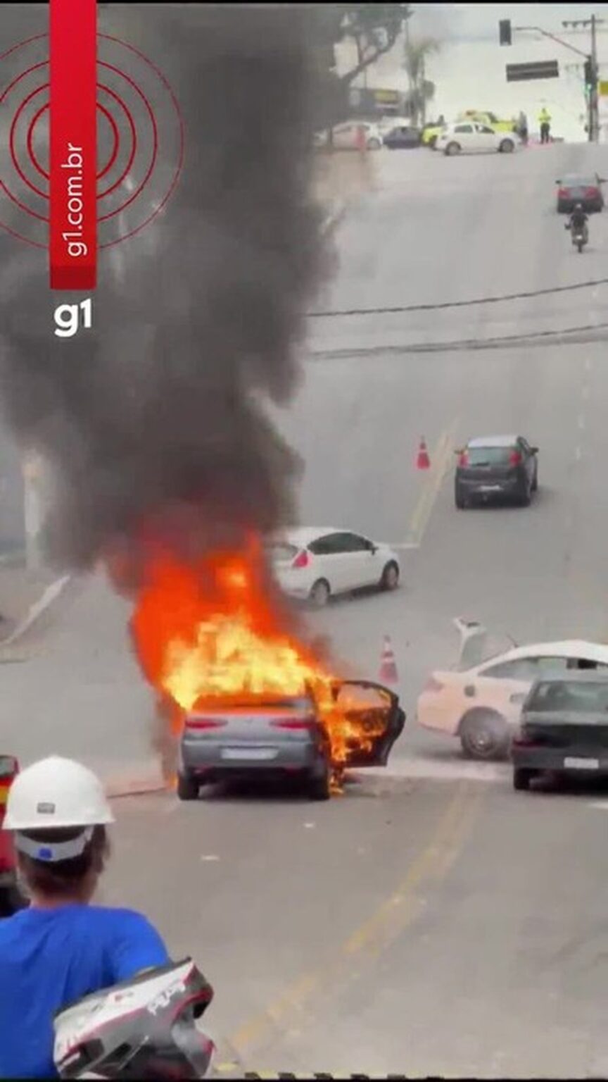 Carro Incendeia Após Colisão com Caminhão em Contagem; Veja o Vídeo
