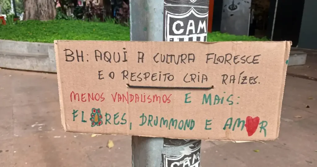 Estátua de Roberto Drummond é Derrubada em Belo Horizonte e Deixa Recado Impactante Estátua de Roberto Drummond é Derrubada em Belo Horizonte e Deixa Recado Impactante