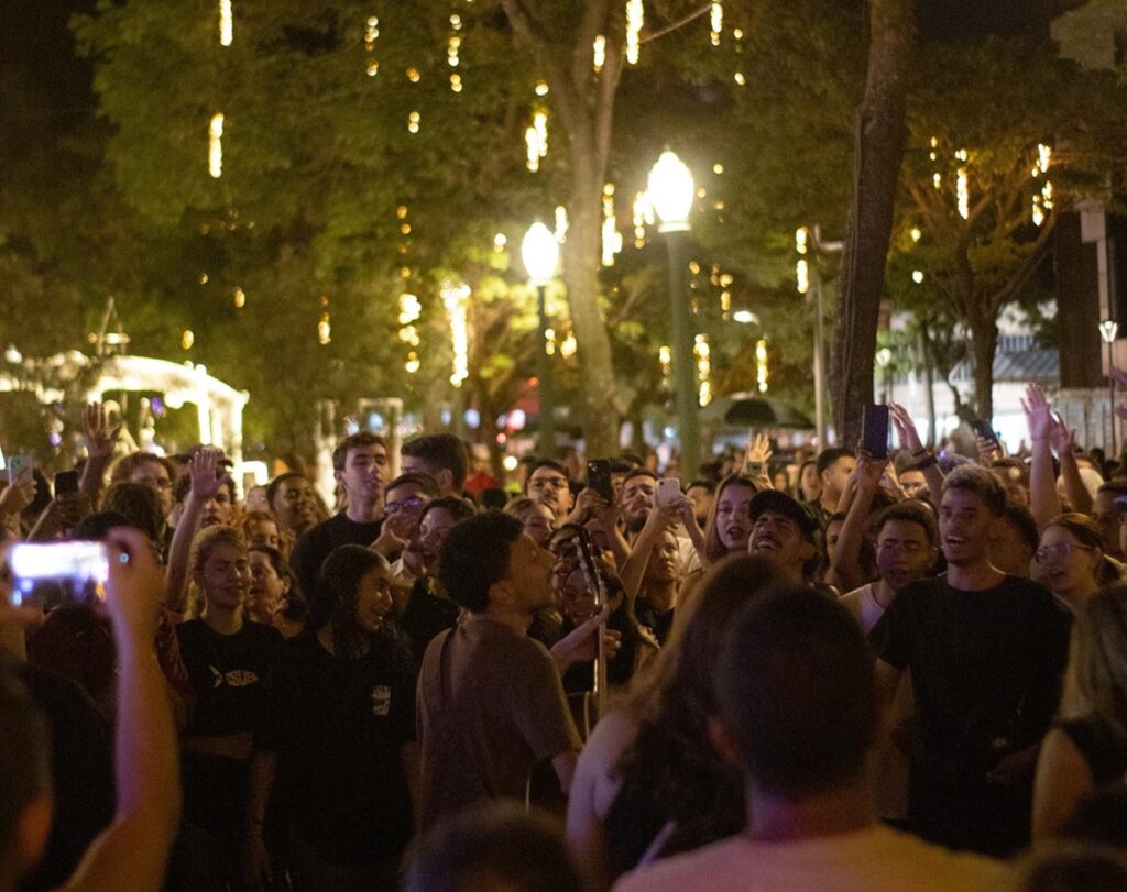 Evento de Oração Une Jovens na Praça da Liberdade em Ato Político e Religioso Evento de Oração Une Jovens na Praça da Liberdade em Ato Político e Religioso