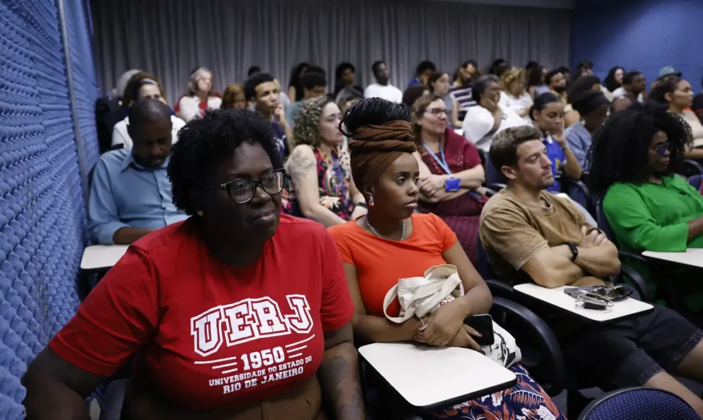 Identidade Branca e a Extinção das Cotas Raciais em Santa Catarina: Uma Análise Crítica Identidade Branca e a Extinção das Cotas Raciais em Santa Catarina: Uma Análise Crítica