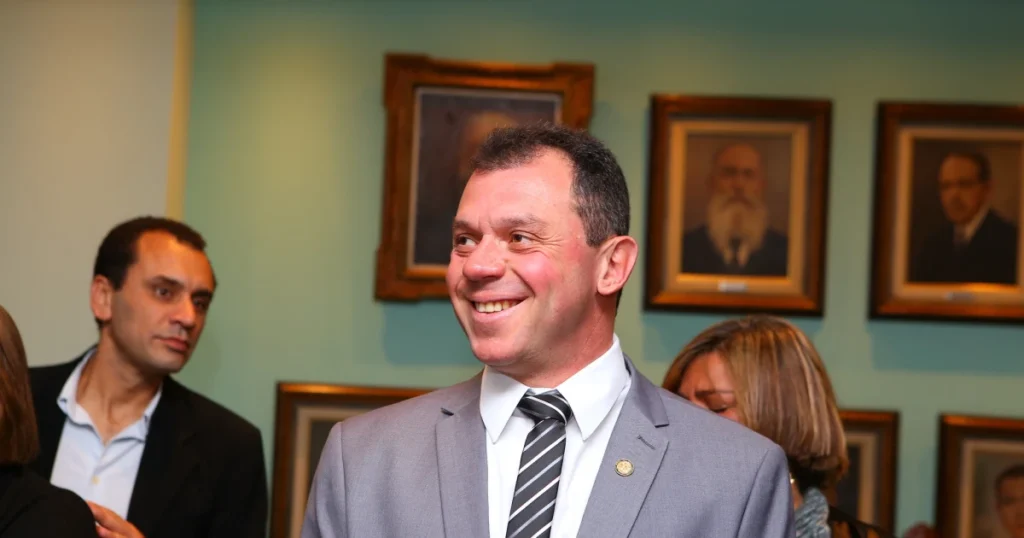 Novo vereador assume na Câmara de BH: entenda o caso de Lucas Ganem