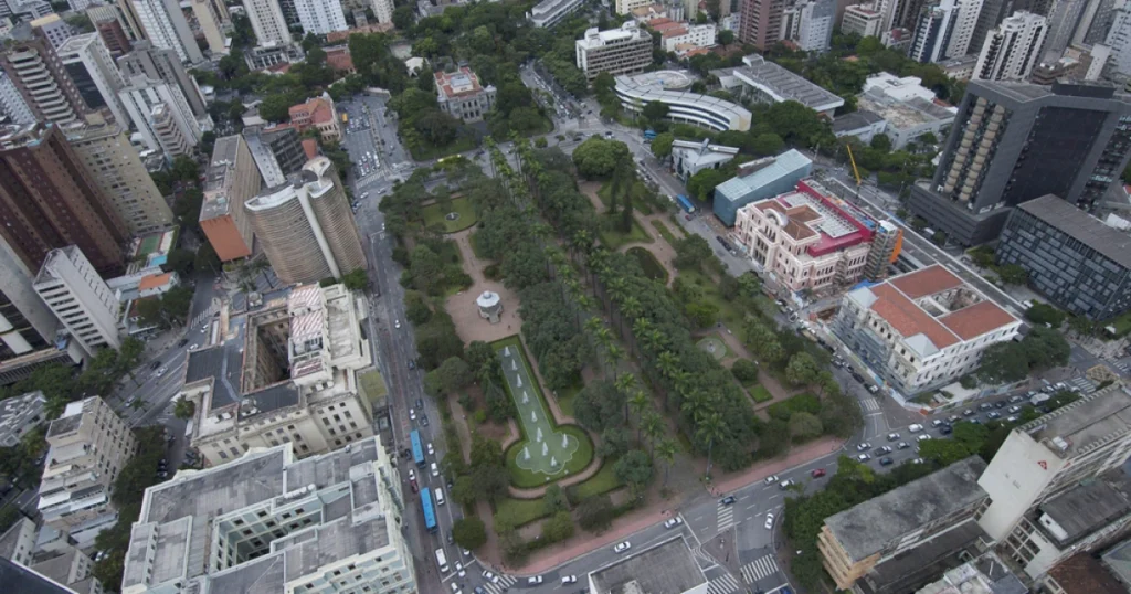Réveillon em BH: Preparativos na Praça da Liberdade para a Virada de 2026