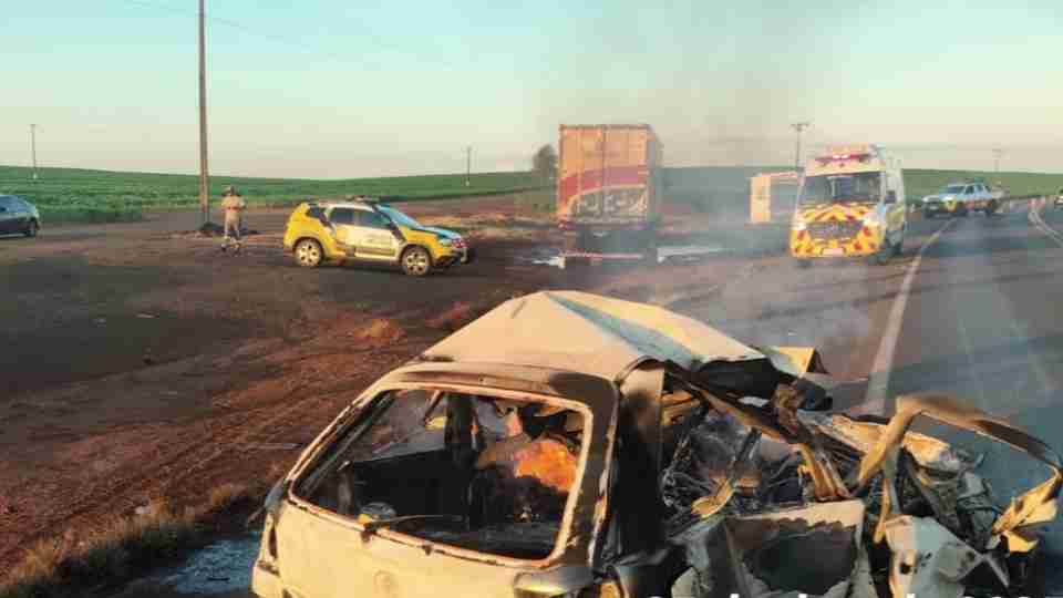 Tragédia na PR-323: Motorista morre carbonizado em colisão com caminhão Tragédia na PR-323: Motorista morre carbonizado em colisão com caminhão