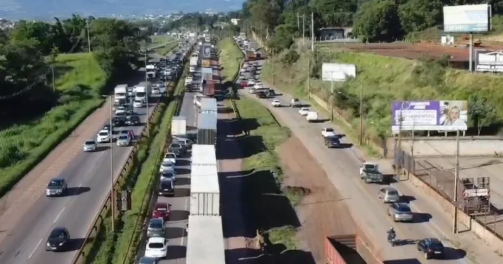 Acidente na BR-381 Interrompe Tráfego na Grande BH e Deixa Ferido Acidente na BR-381 Interrompe Tráfego na Grande BH e Deixa Ferido