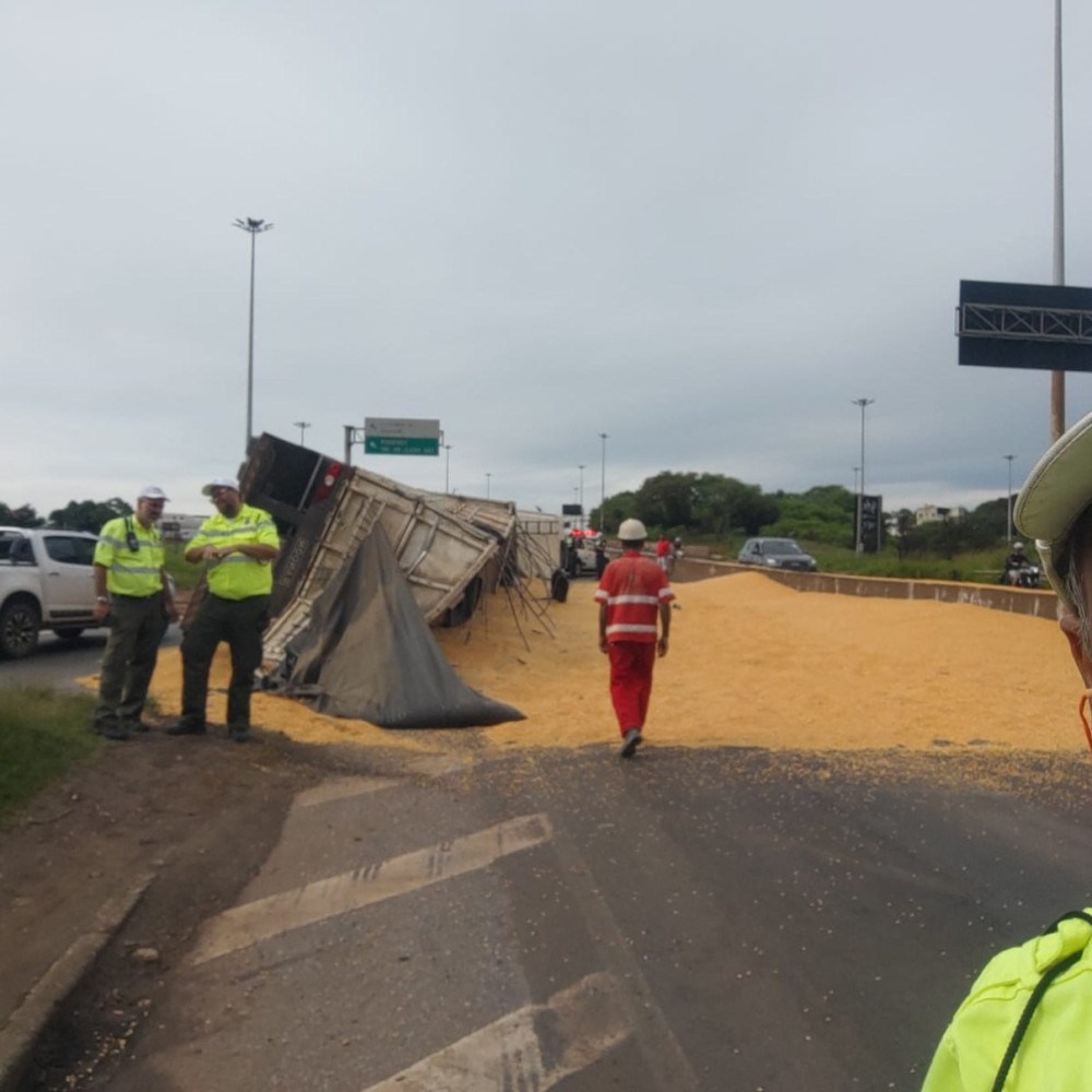 Anel Rodoviário de BH: Interdição Parcial Após Tombamento de Caminhão Anel Rodoviário de BH: Interdição Parcial Após Tombamento de Caminhão
