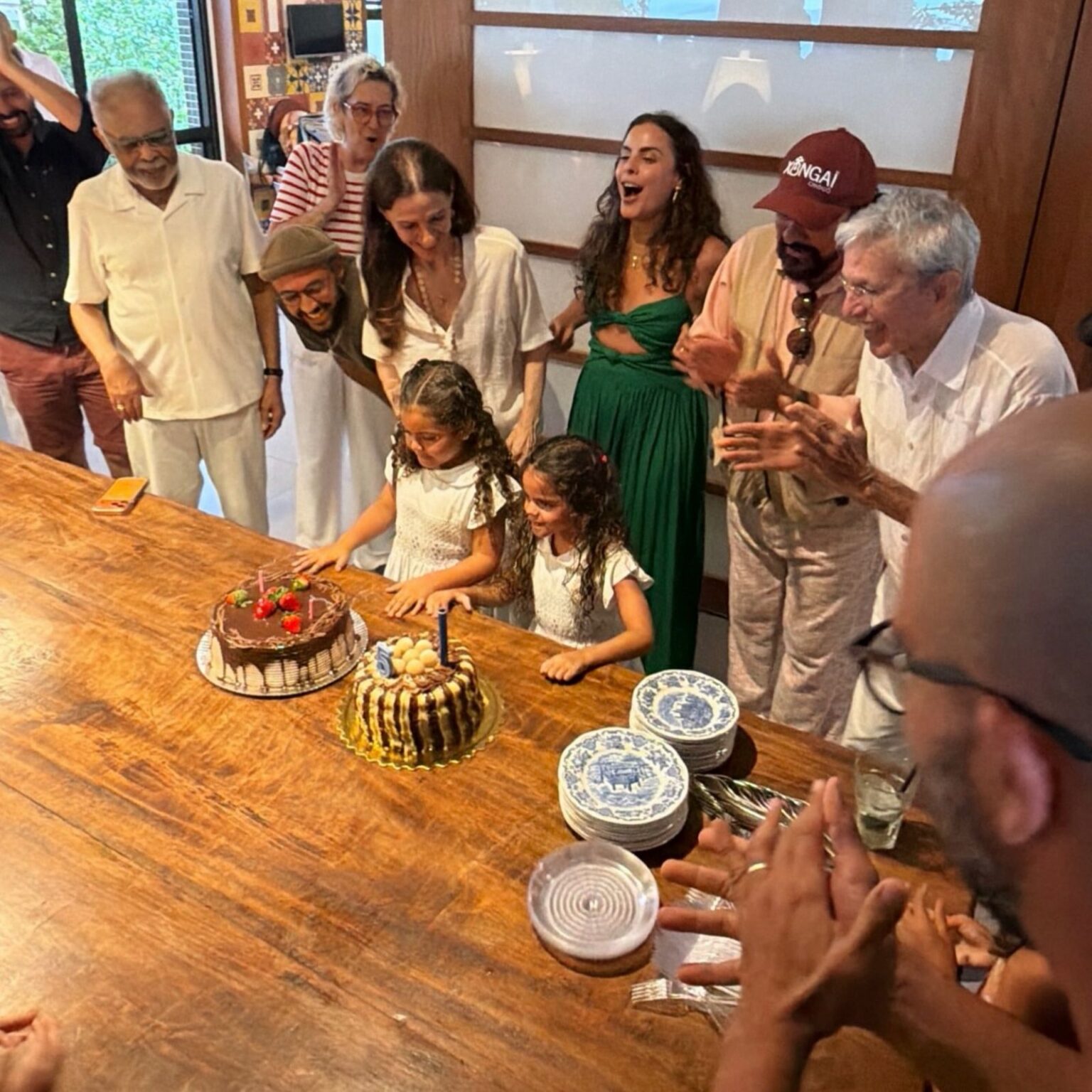 Caetano Veloso e Gilberto Gil se Reencontram em Salvador: Uma Celebração de Amizade