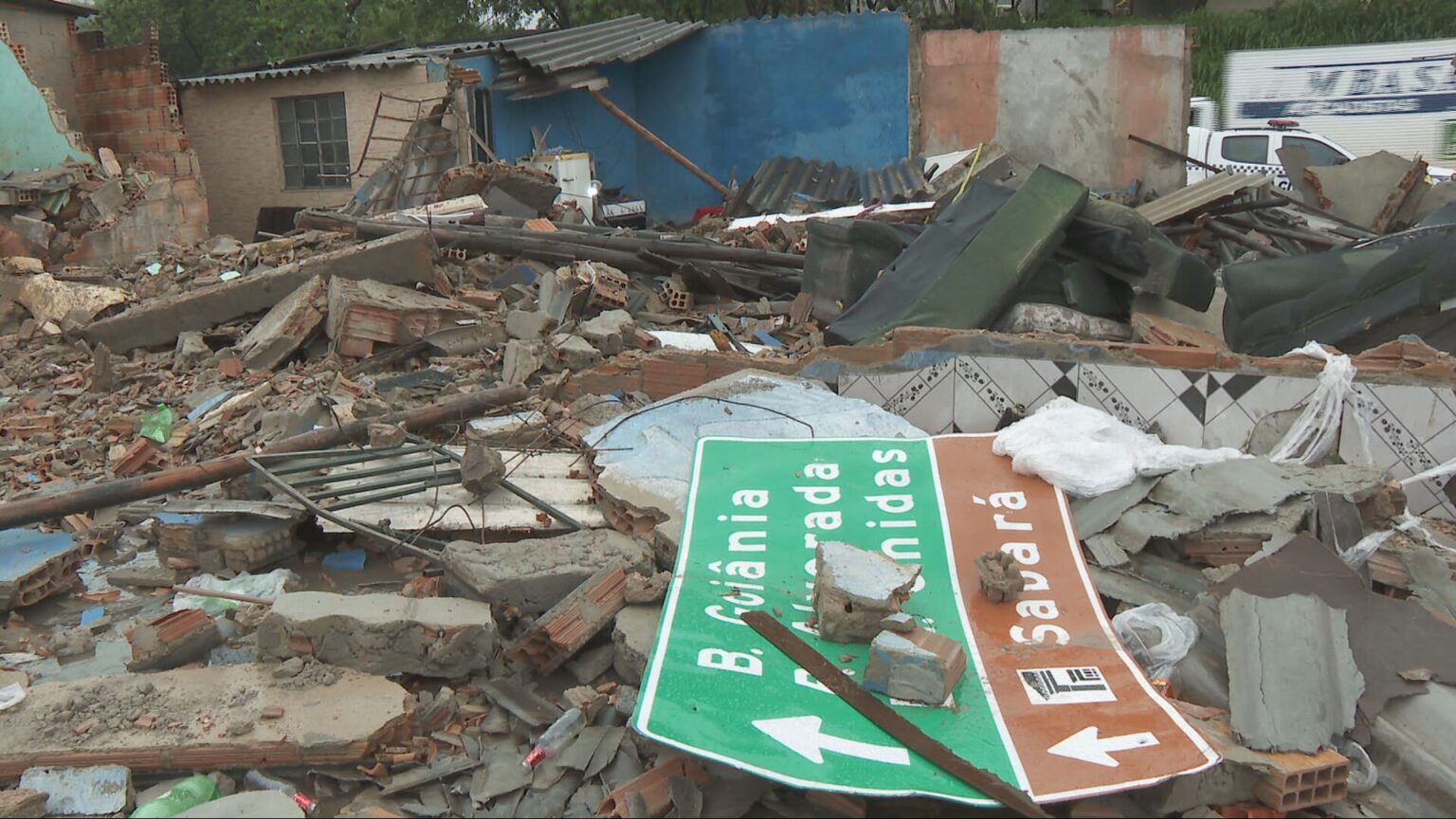 Carreta Desgovernada Devasta Residências em BH: O Que Aconteceu?
