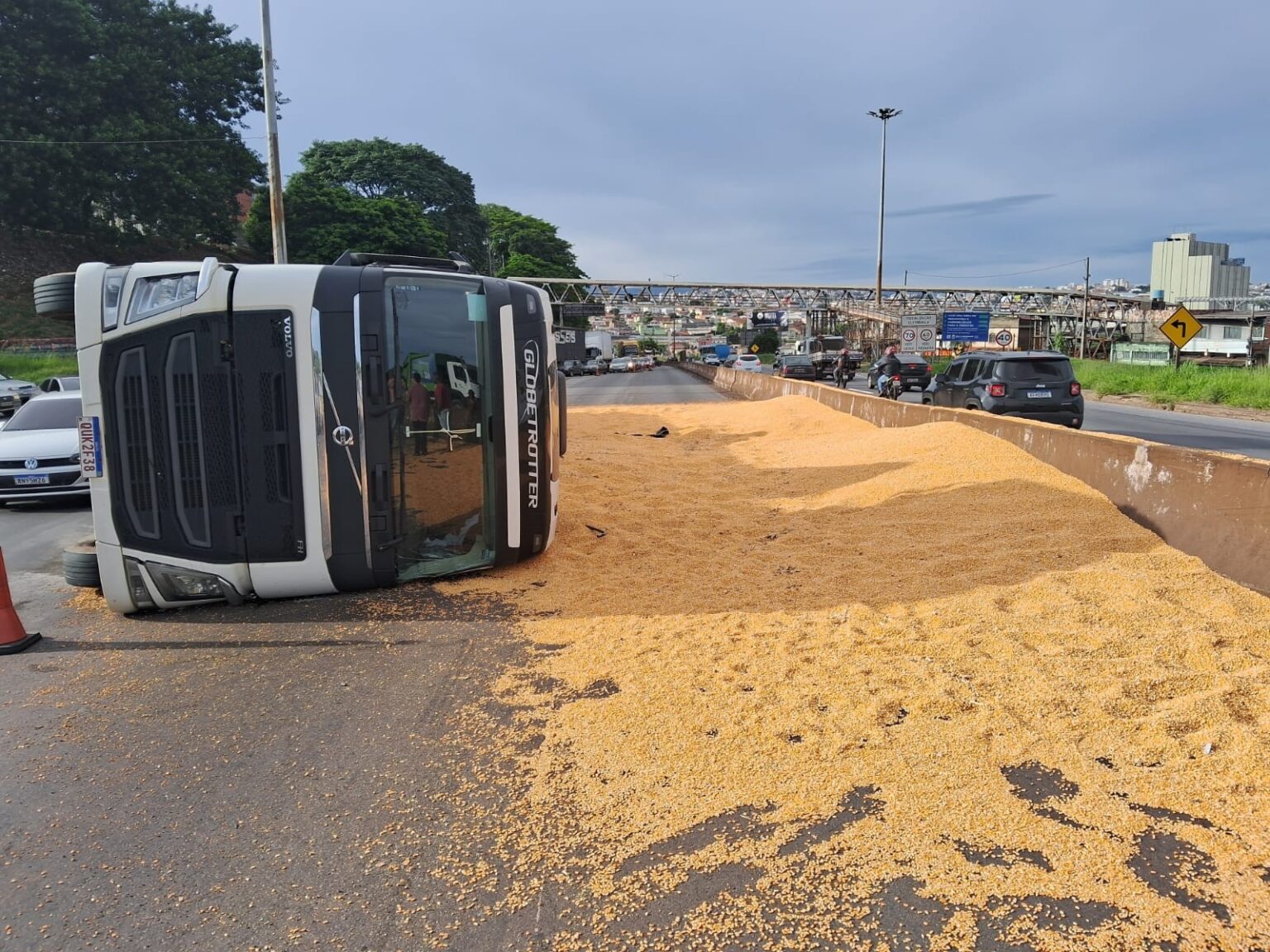 Carreta Tomba no Anel Rodoviário de BH e Interrompe Tráfego