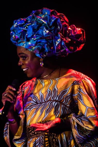 Comédia Baiana em Movimento: Risadas e Cultura em Itapuã Comédia Baiana em Movimento: Risadas e Cultura em Itapuã