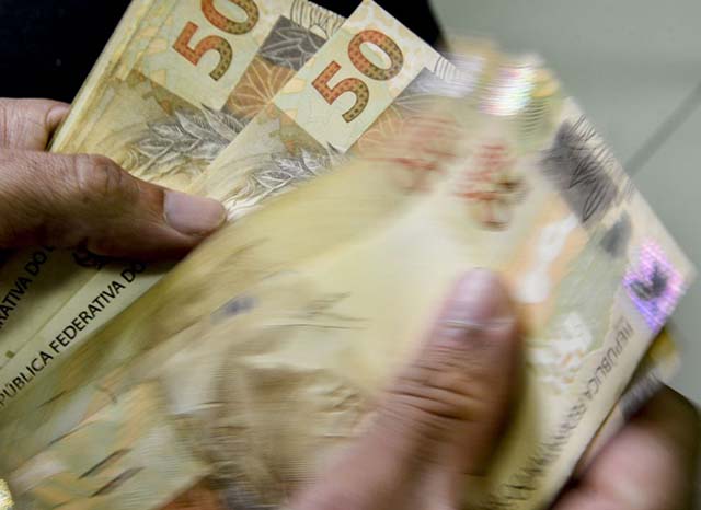 Crescimento das Classes Média e Alta em Minas: Políticas de Renda e Educação em Foco Crescimento das Classes Média e Alta em Minas: Políticas de Renda e Educação em Foco