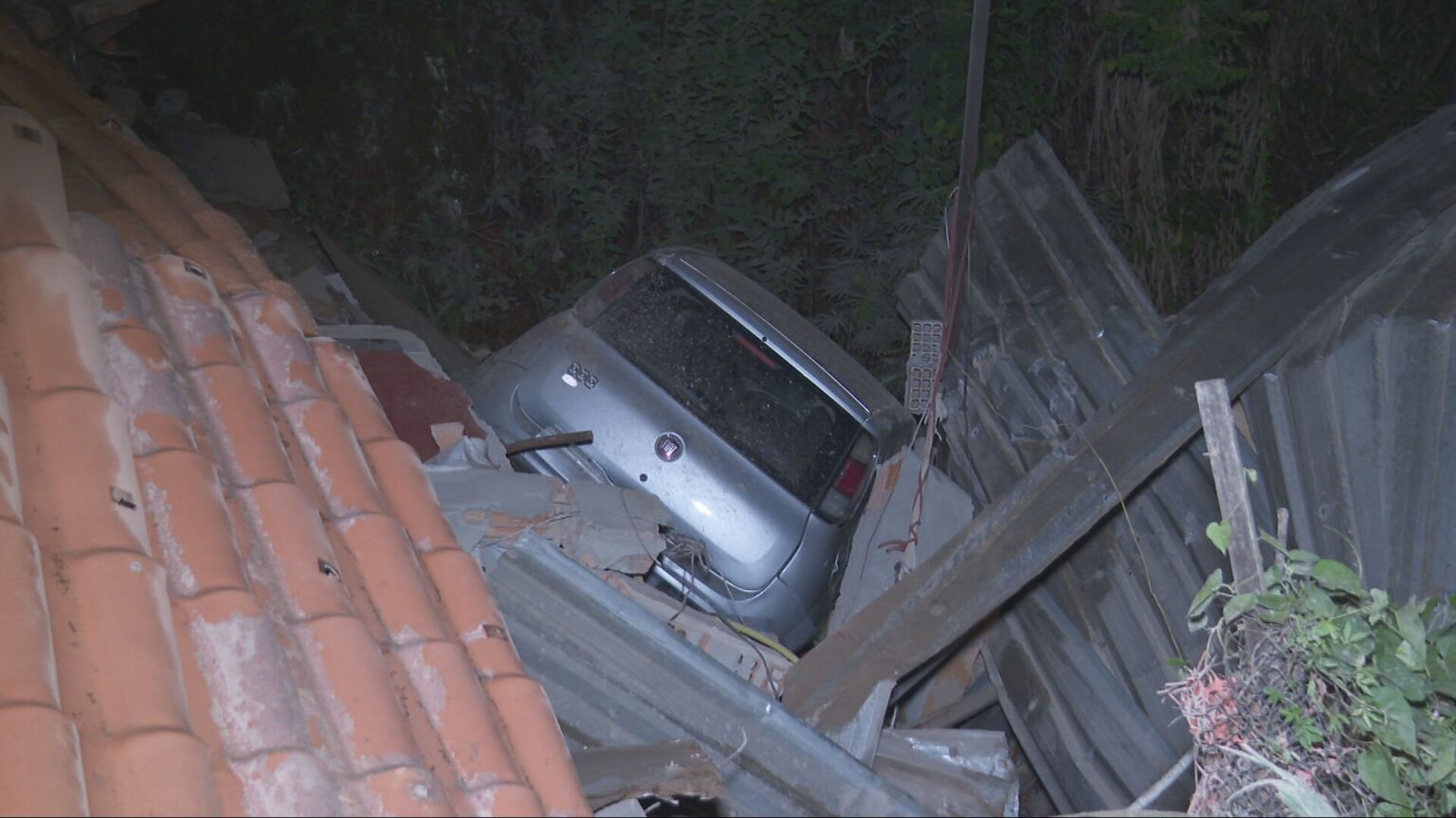 Desabamento em Belo Horizonte: Morador é Resgatado com Vida em Ação Rápida dos Bombeiros