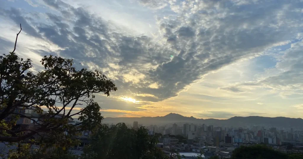 Domingo (11) em BH: Céu Limpo e Calor de Até 32 °C