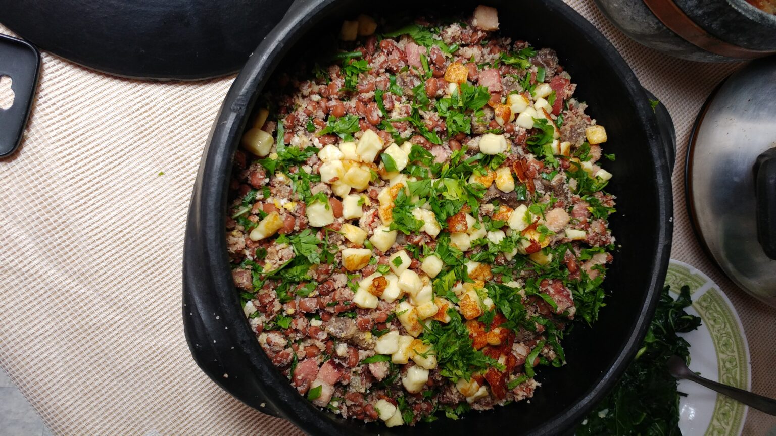 Feijão Tropeiro: O Sabor Mineiro que Conquista o Mundo Feijão Tropeiro: O Sabor Mineiro que Conquista o Mundo