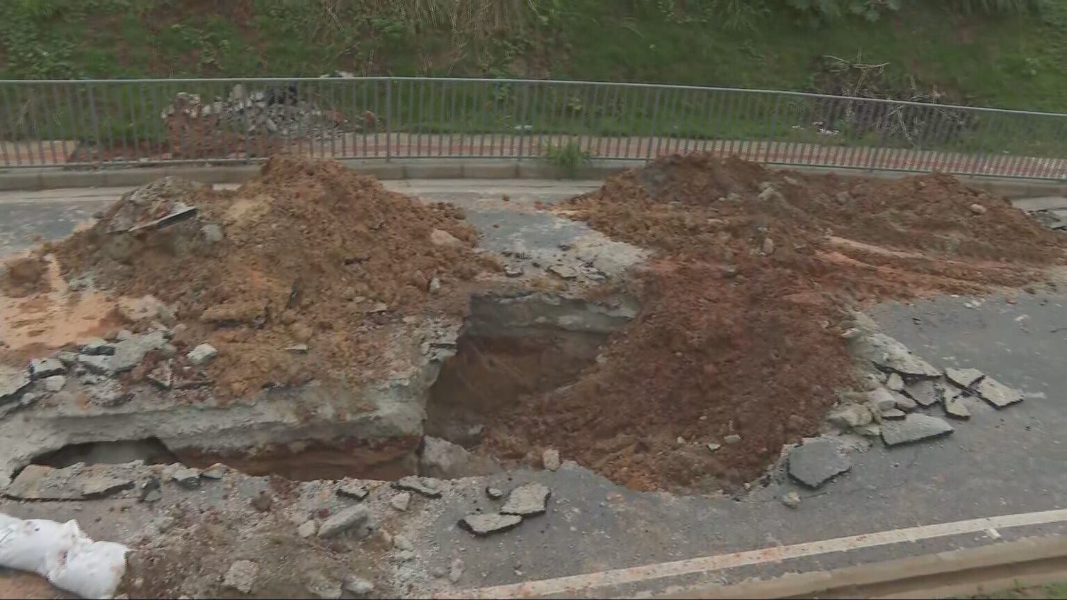 Interdição na Alça do Viaduto Teleférico em Contagem Após Afundamento