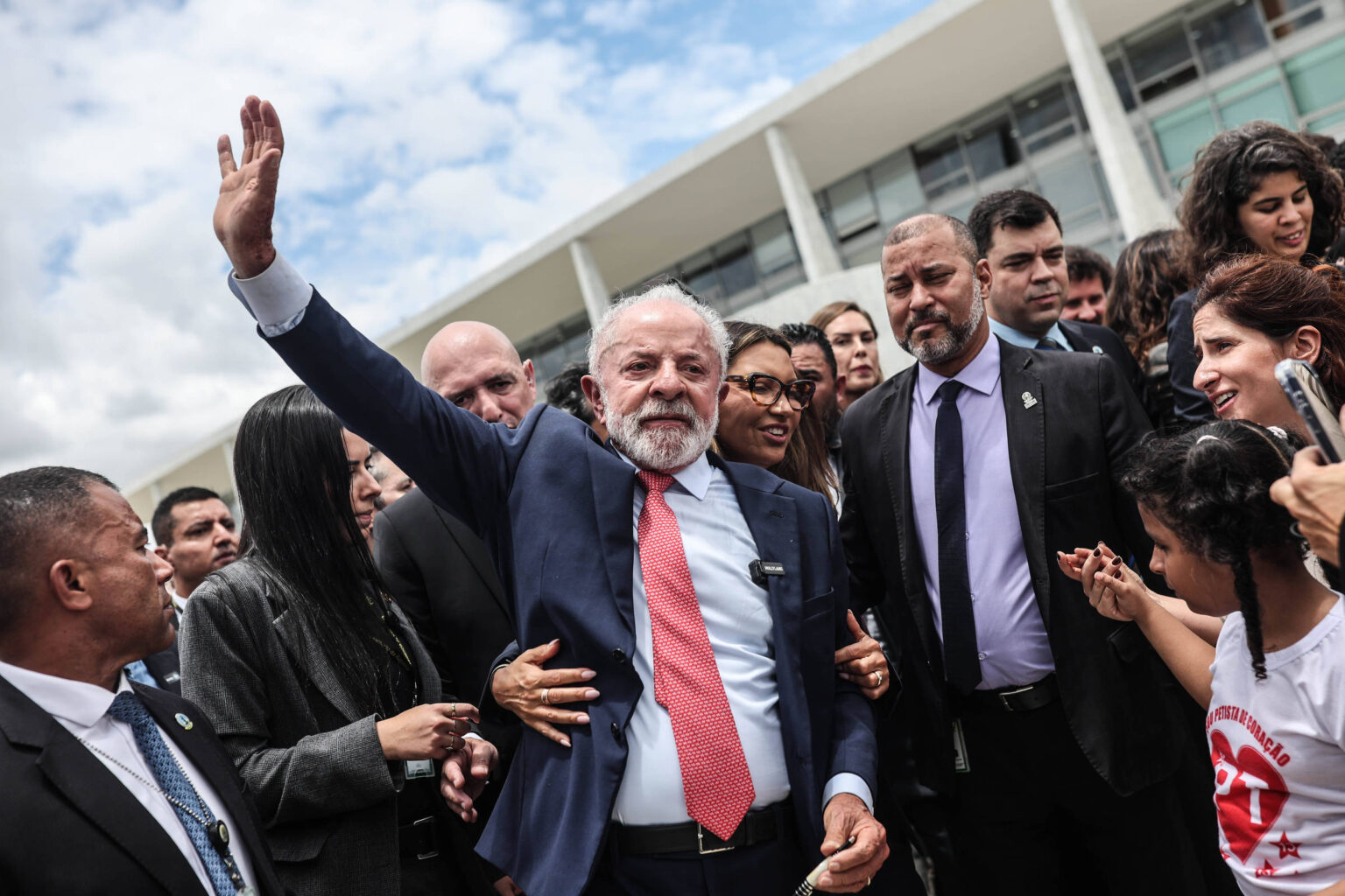 Lula Ganha Força com IR e Soberania, Mas Lulinha e Crise na Venezuela Apontam Riscos para Eleições