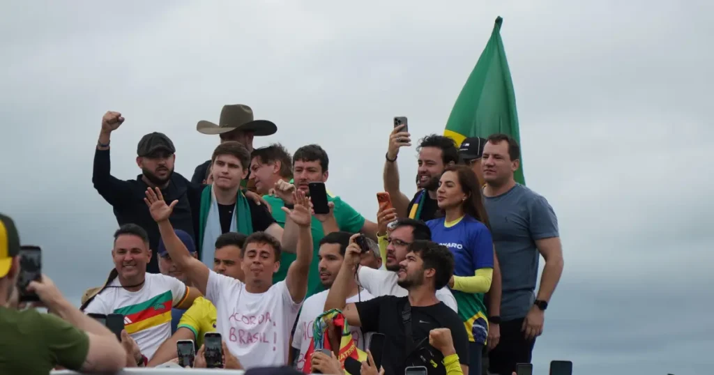 Manifestação Pró-Bolsonaro Liderada por Nikolas Ferreira Atraí Apoios em Brasília