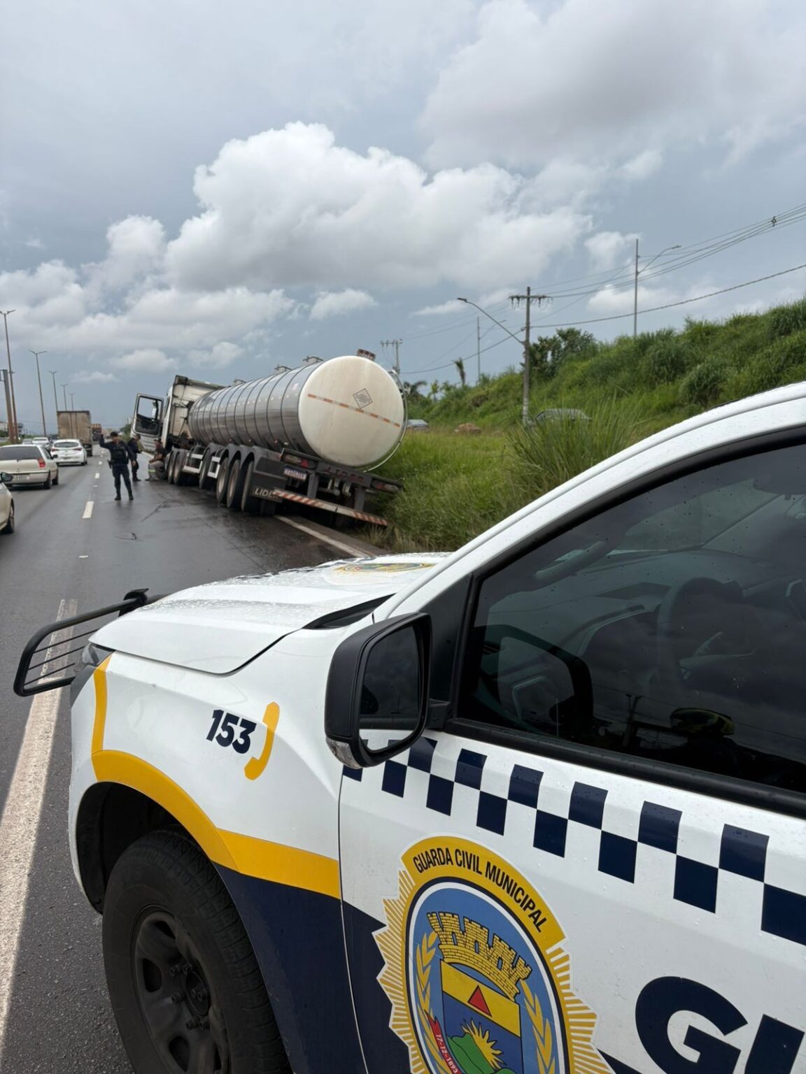 Motorista Embriagado Perde Controle de Carreta no Anel Rodoviário de BH e Cai em Vala