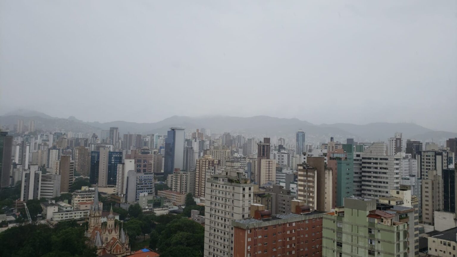 Mudança no Tempo em Belo Horizonte: Após Calor Intenso, Temperaturas Caem