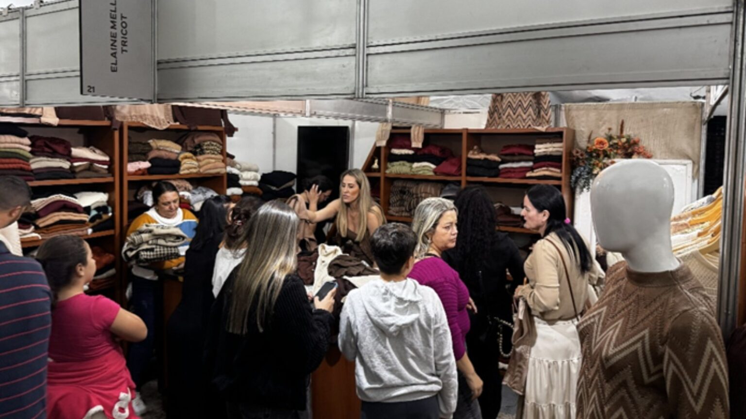 Mulheres na Moda: Impulsionando a Economia de Jacutinga com Criatividade e Inovação Mulheres na Moda: Impulsionando a Economia de Jacutinga com Criatividade e Inovação