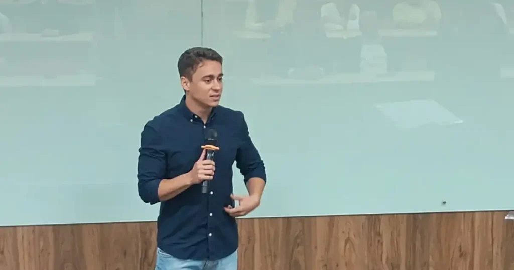 Nikolas Ferreira Avalia Concorrência ao Governo de Minas, mas Defende Importância da Voz Ativa no Congresso Nikolas Ferreira Avalia Concorrência ao Governo de Minas, mas Defende Importância da Voz Ativa no Co