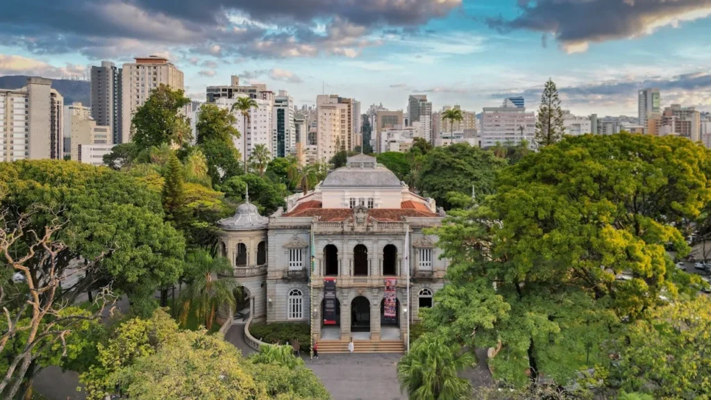 O que fazer em BH com chuva? 5 passeios imperdíveis para dias nublados