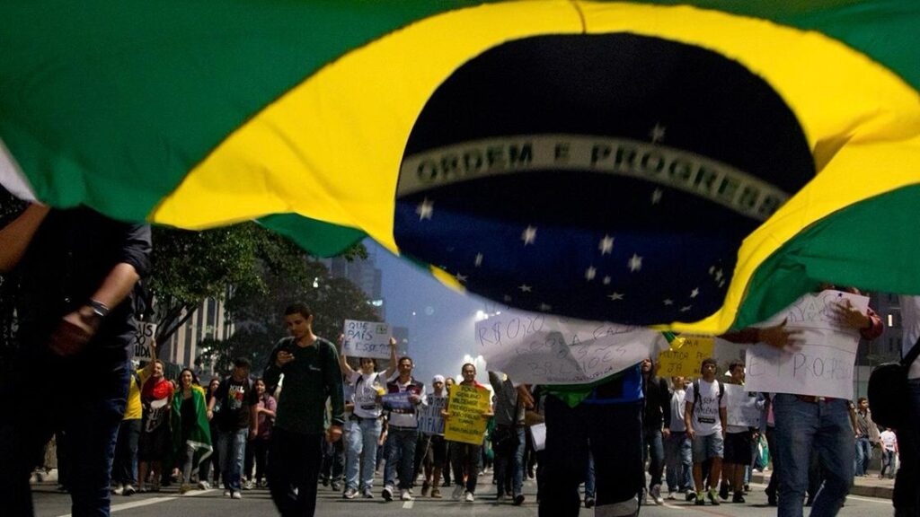 Polarização Política no Brasil: A Voz da Minoria Barulhenta