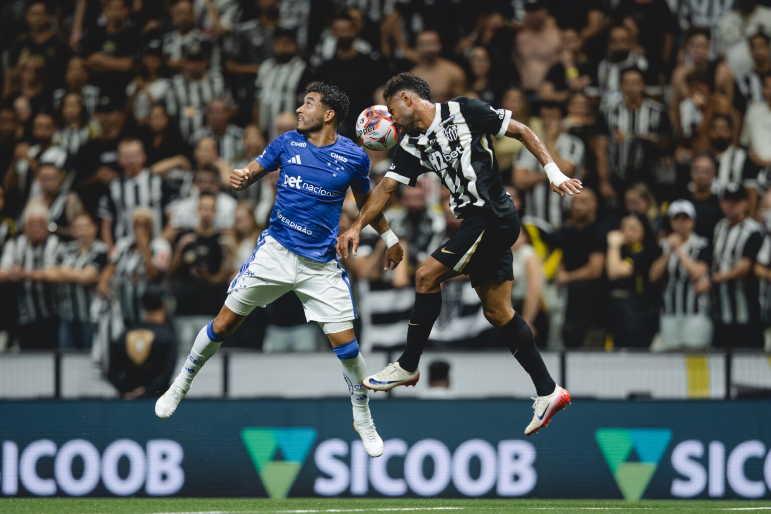 Renan Lodi Provoca Kaio Jorge Após Vitória do Atlético-MG: 'Aqui é Galo, Molecote'