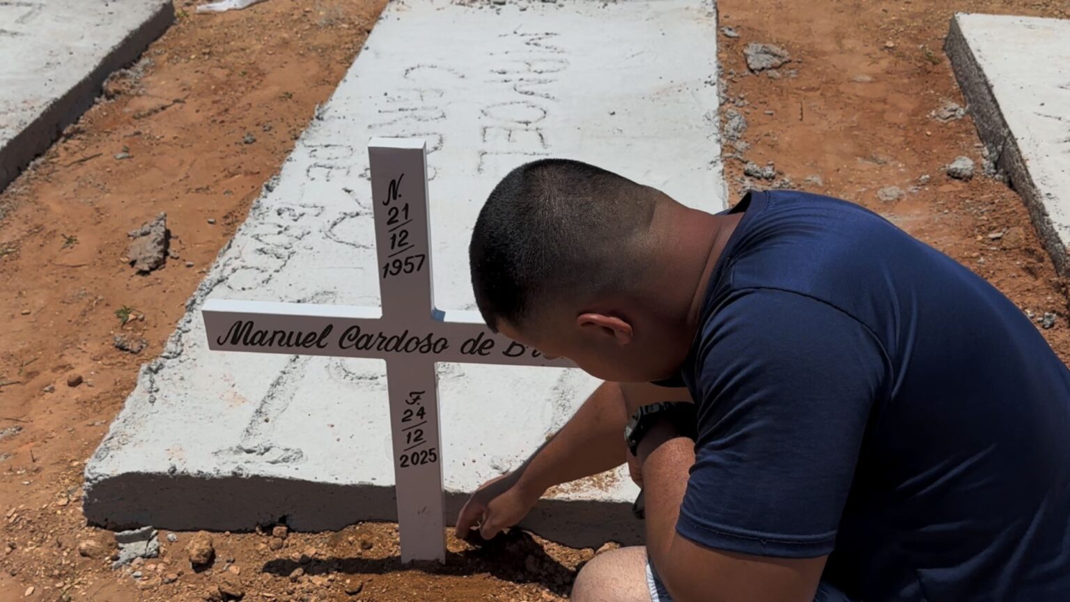 Tragédia Familiar: Filho Constrói Cruz do Túmulo do Pai Após Erro Médico em Hospital de Minas