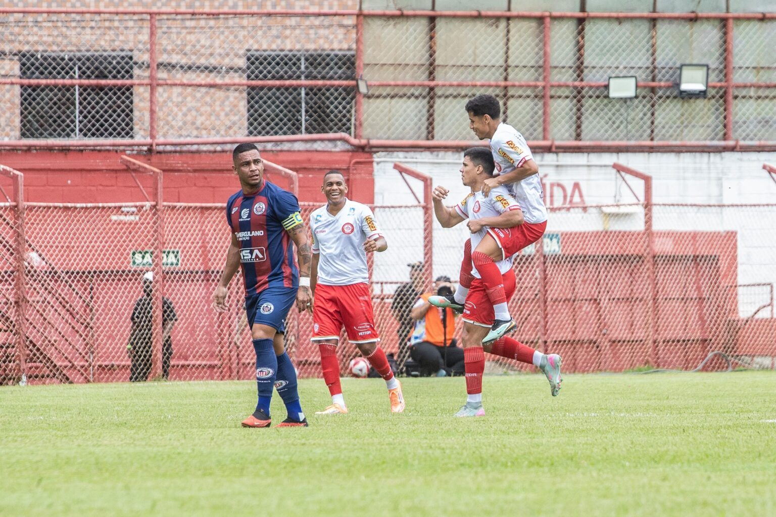 Atacante Chama Atenção com Gol de Longa Distância em Partida do Mineiro