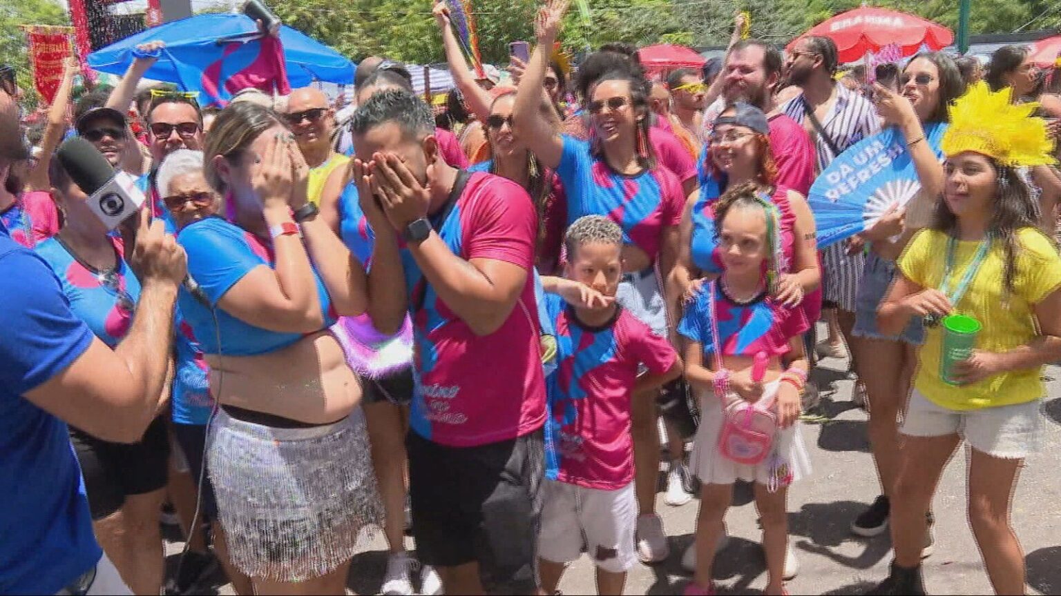 Chá Revelação no Carnaval de BH: Casal Surpreende Durante Desfile