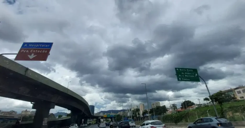 Defesa Civil de BH emite alerta para chuvas fortes neste domingo (22)