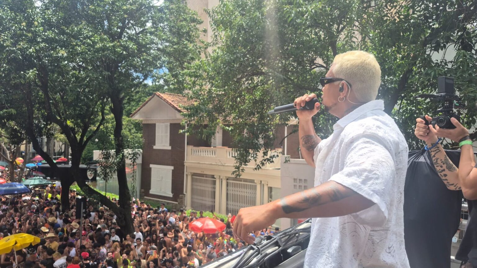 Foliões se Divertem com Baianas Ozadas e Bloco do Malvadão em Belo Horizonte Foliões se Divertem com Baianas Ozadas e Bloco do Malvadão em Belo Horizonte