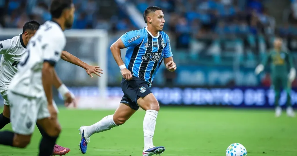 Grêmio Supera Atlético-MG com Jogador a Mais e Avança no Brasileirão