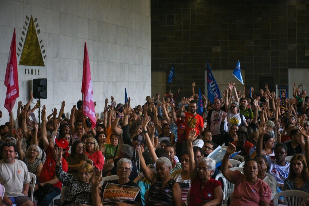 Greve na Educação em Minas Gerais: Trabalhadores Protestam por Reajuste Salarial de 41,83%
