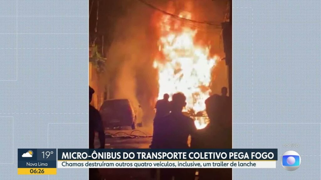 Incêndio Destrói Micro-ônibus e Quatro Veículos em Belo Horizonte; Confira o Vídeo Incêndio Destrói Micro-ônibus e Quatro Veículos em Belo Horizonte; Confira o Vídeo
