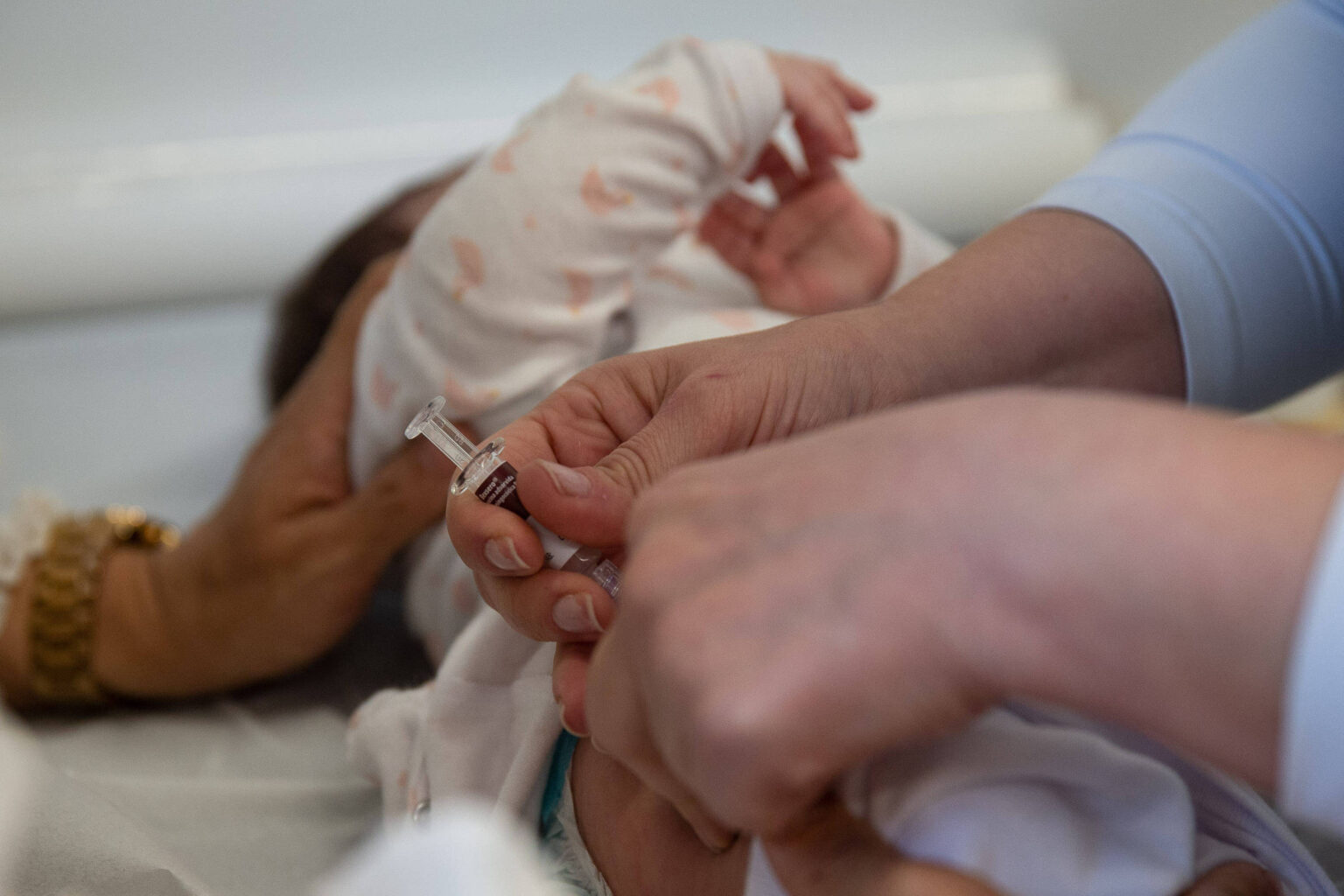 Justiça em Minas Gerais Determina Vacinação de Bebê de Seis Meses Após Recusa dos Pais