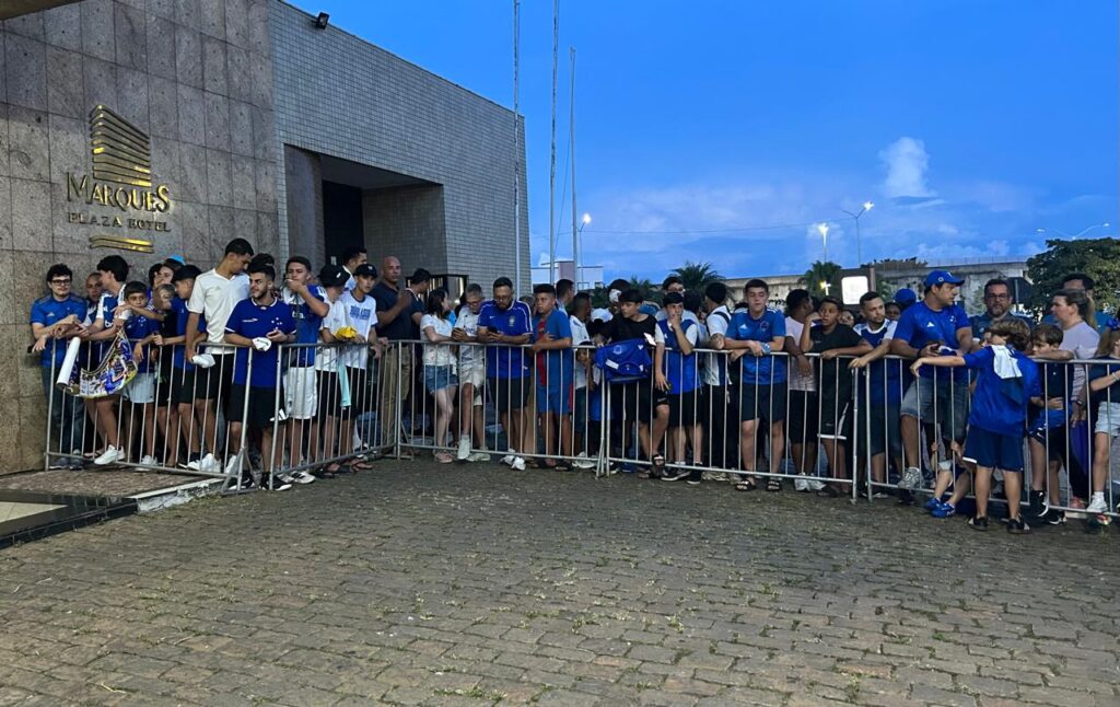 Torcedores do Cruzeiro Façam Festa em Pouso Alegre: A Recepção Quente da Nação Azul