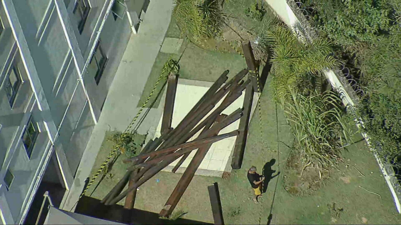 Tragédia em Vespasiano: Menina de 10 anos morre após acidente em espaço de lazer do condomínio Tragédia em Vespasiano: Menina de 10 anos morre após acidente em espaço de lazer do condomínio