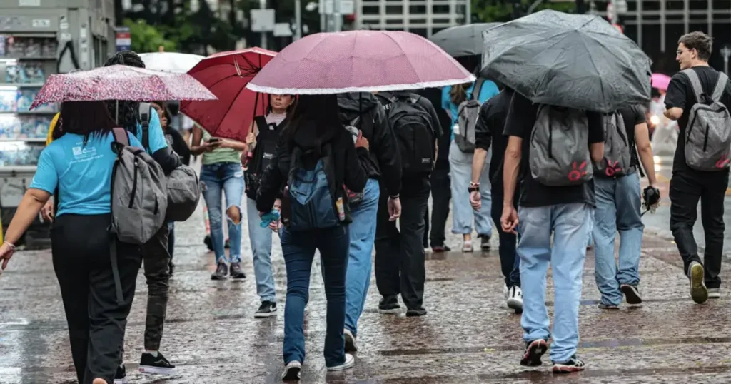 Alerta Laranja em Minas Gerais: 687 Cidades em Risco de Chuvas Fortes