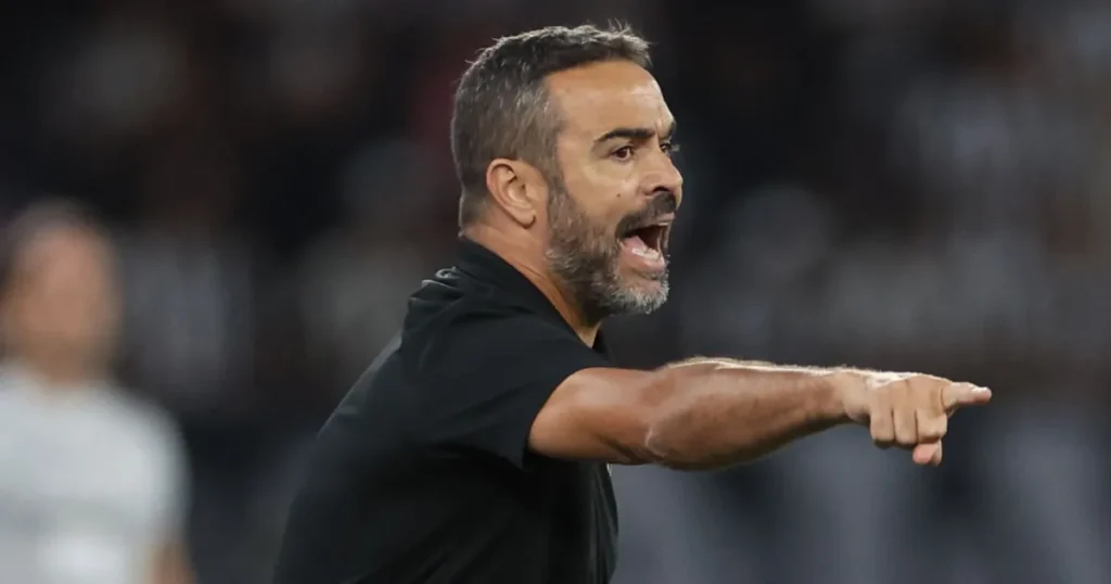 Artur Jorge assume Cruzeiro com o desafio de reverter crise e resgatar o time