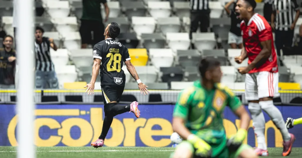 Atlético-MG vence Internacional e conquista primeira vitória no Brasileirão