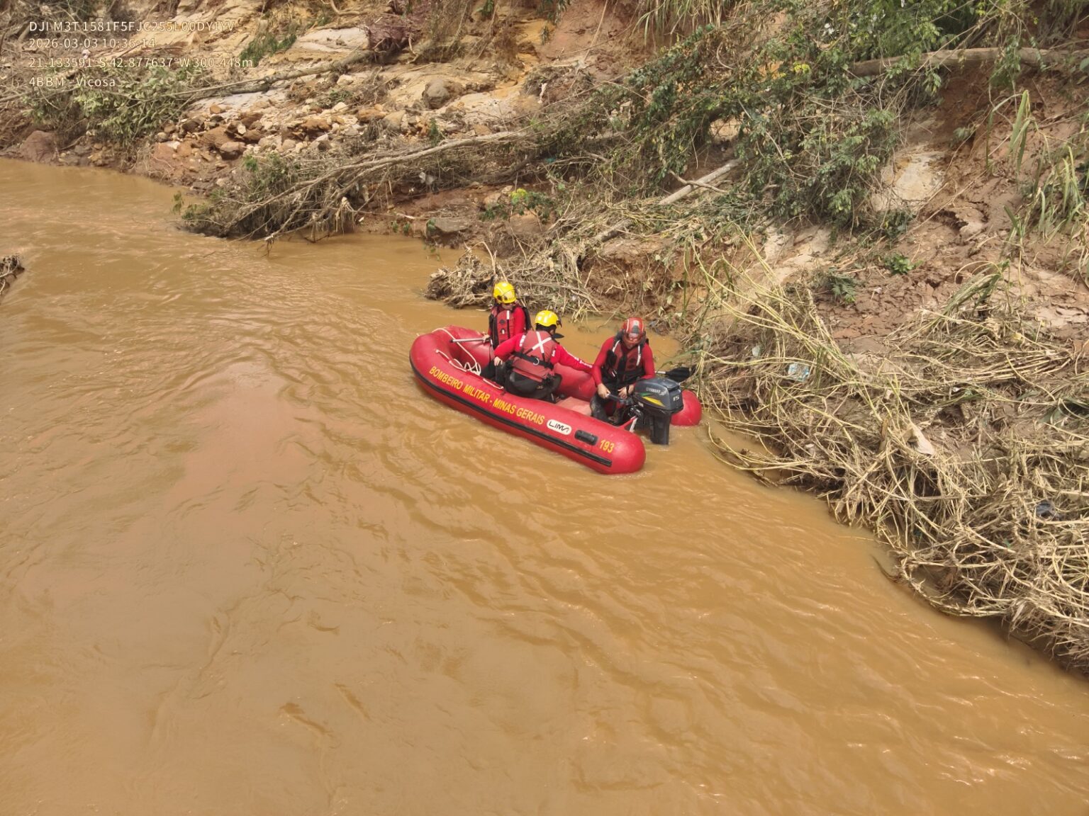 Bombeiros Intensificam Buscas por Desaparecido em Ubá Durante Operação "Chuvas Intensas"