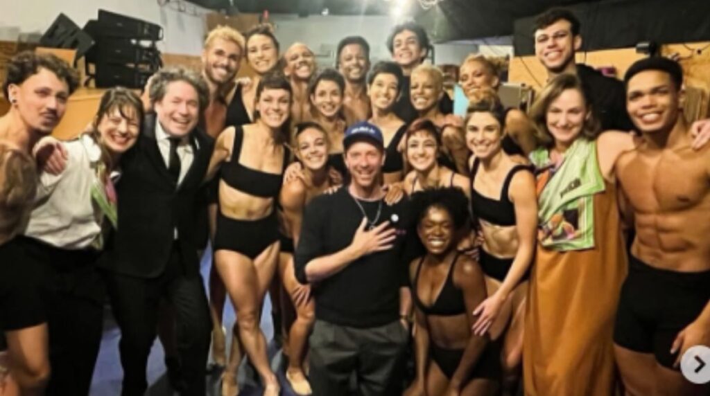 Chris Martin Brilha na Estreia do Espetáculo do Grupo Corpo em Los Angeles