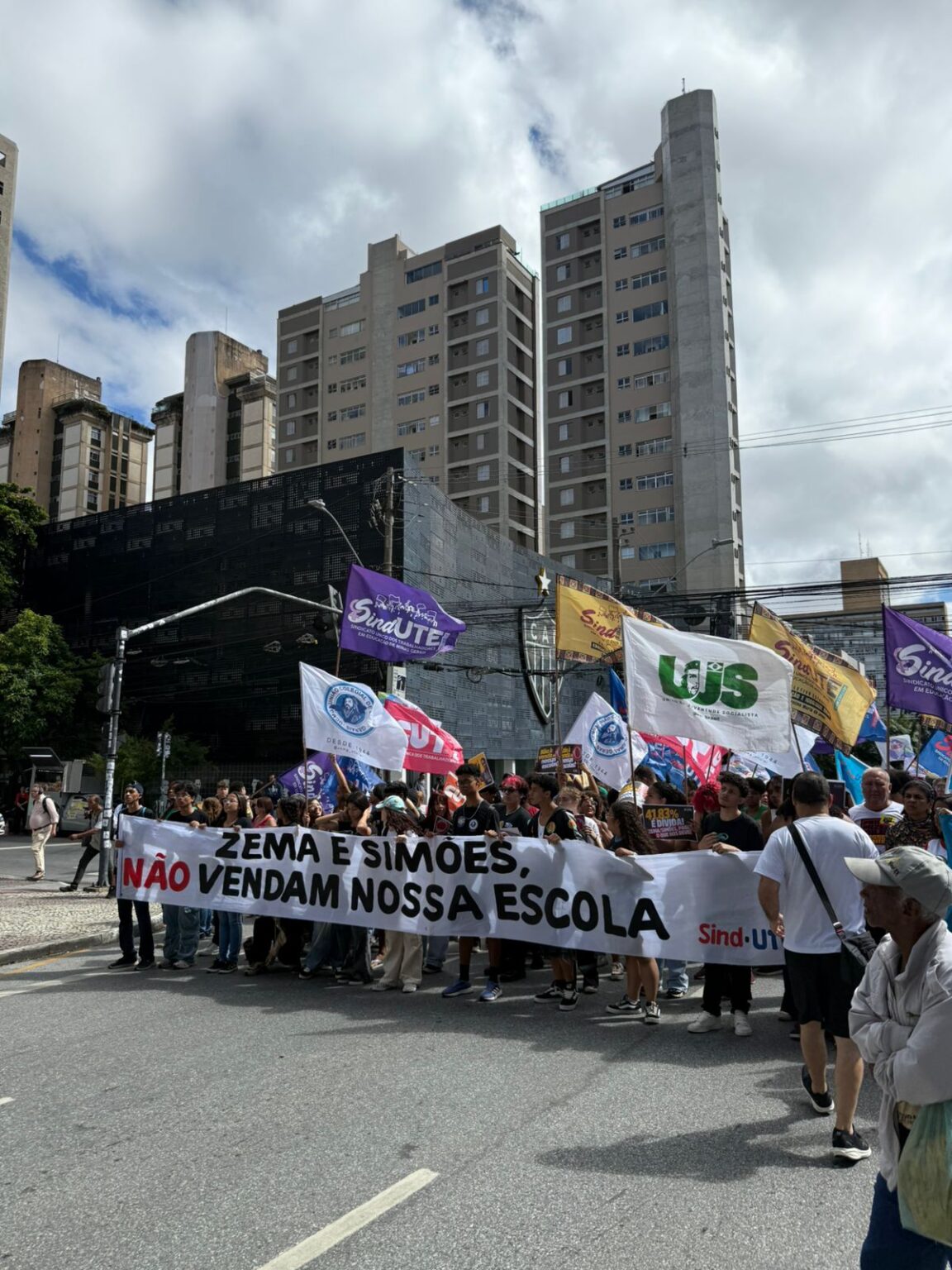 Estudantes de Minas Gerais Protestam contra Sucateamento da Educação e Leilão de Escolas Estudantes de Minas Gerais Protestam contra Sucateamento da Educação e Leilão de Escolas